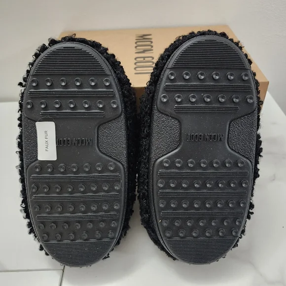 NWT Moon Boot Faux Fur Cozy Black Slippers US Size 6/7 Women - Picture 2 of 3